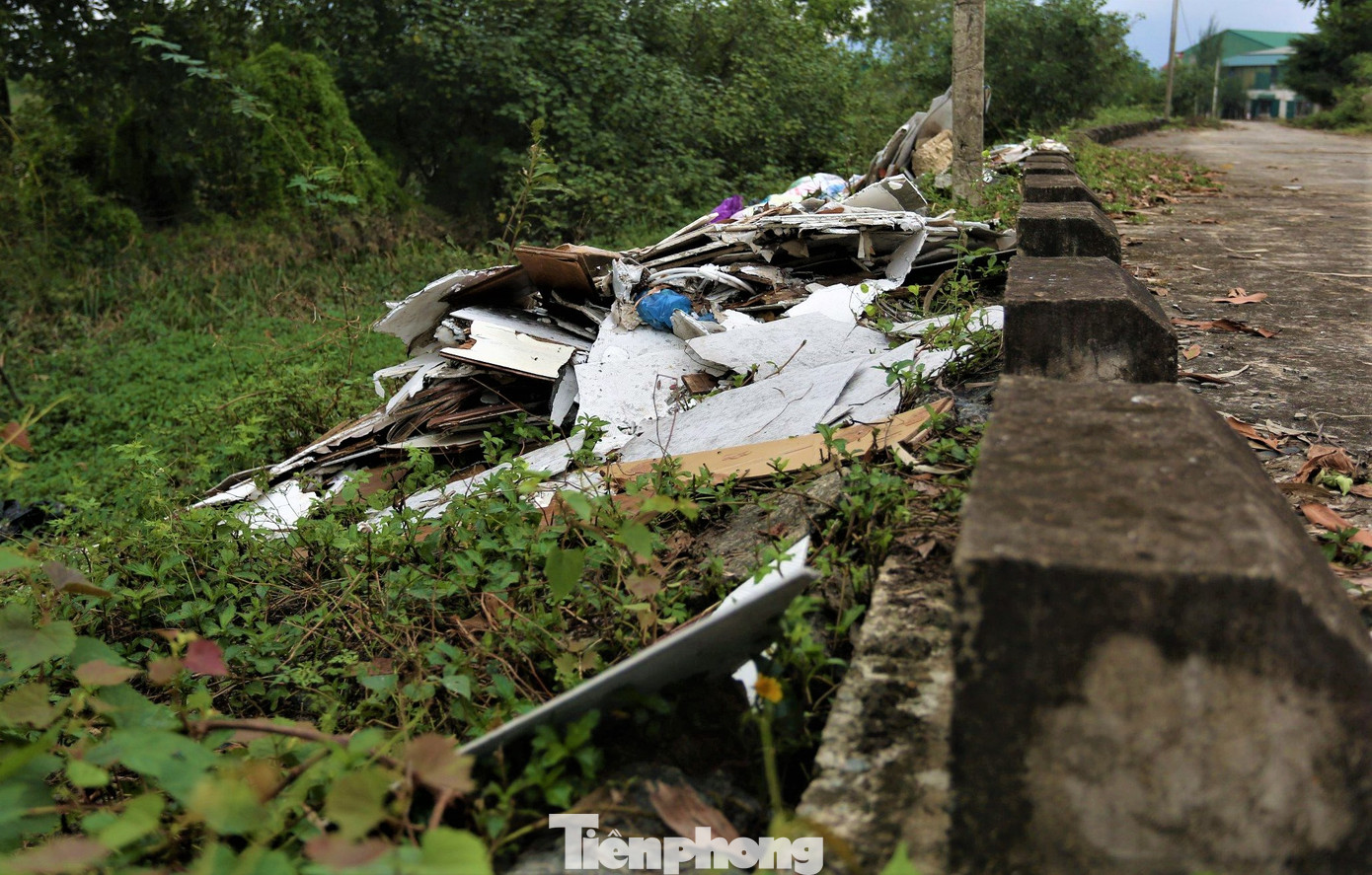 Đủ loại rác thải sinh hoạt, đất đá xây dựng đổ tràn ra mặt đê.