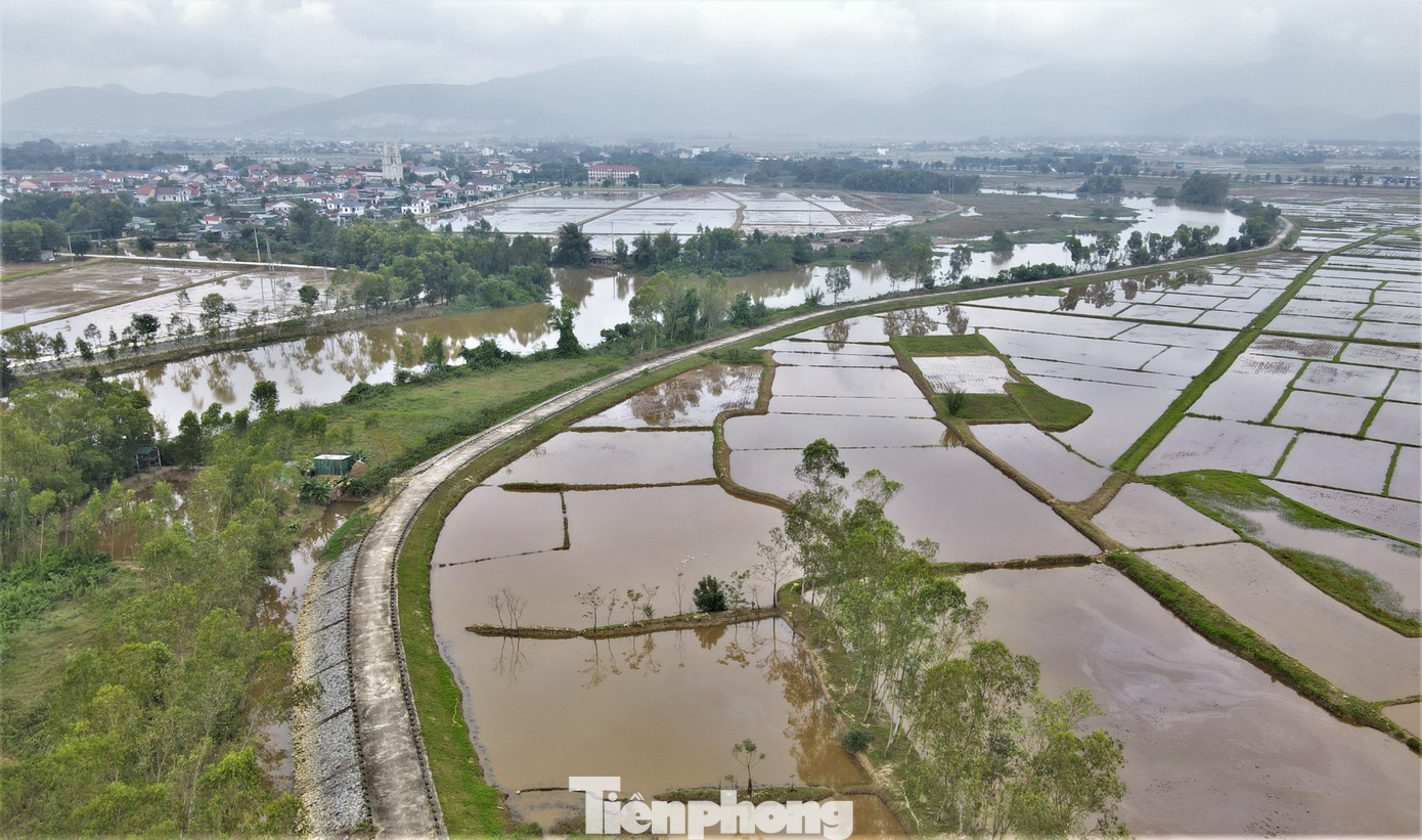 Đê Tả Nghèn đoạn từ cầu Hạ Vàng xã Thiên Lộc đến thị trấn Nghèn của huyện Can Lộc (Hà Tĩnh) được đầu tư xây dựng từ năm 2011 với chiều dài hơn 4km. Đây là công trình quan trọng trong công tác phòng chống bão lũ và cứu hộ cứu nạn.