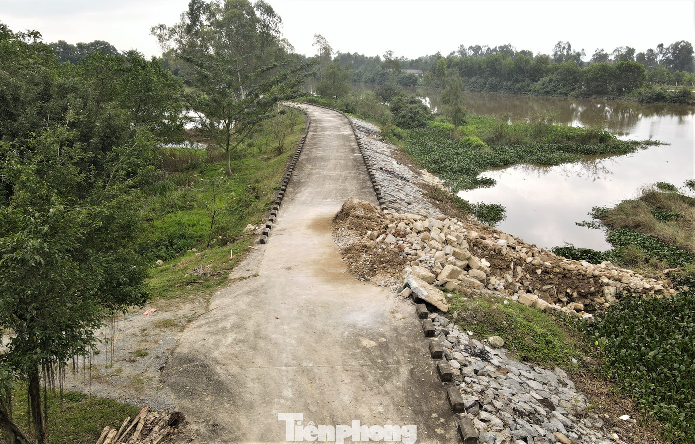 Tuy nhiên, thời gian gần đây, khi đi dọc 2 bên tuyến đê Tả Nghèn này không khó để bắt gặp cảnh rác thải sinh hoạt, phế thải xây dựng bủa vây trên mặt bề mặt và cả bên bờ đê.