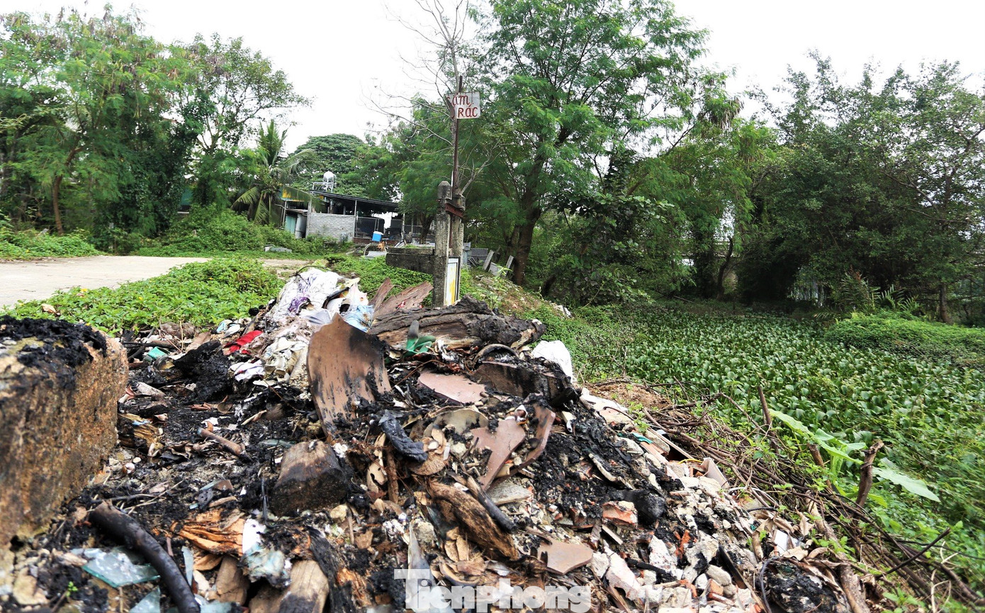 "Một số người dân lợi dụng đêm tối hoặc ban trưa mang rác vứt ra đê và dưới sông. Rác nằm ngổn ngang, bốc mùi. Nhiều người đã đốt đi song gây mùi khó chịu”, ông Long (trú thị trấn Nghèn) cho hay.