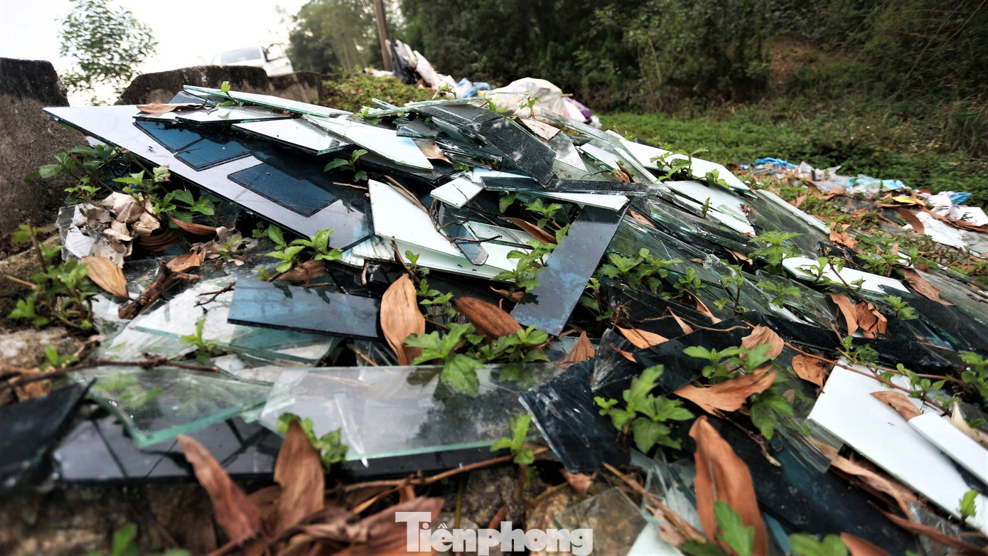 Không chỉ rác thải sinh hoạt mà nhiều người còn vứt các mảnh vỡ thủy tinh, gạch vụn, rác thải y tế trên bờ đê.