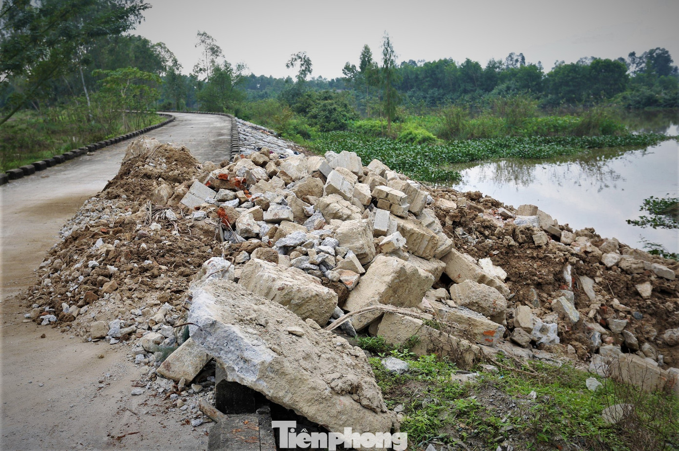 Đủ loại rác thải sinh hoạt, đất đá xây dựng đổ tràn ra mặt đê.