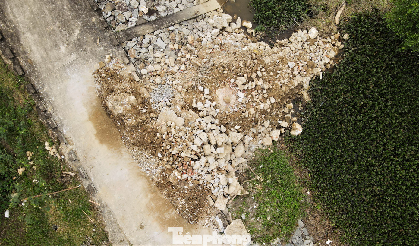 Người dân địa phương cho biết, tình trạng trên diễn ra nhiều tháng qua song không có đơn vị xử lý, cảnh báo. Rác thải chất lâu ngày không được xử lý gây mùi hôi thối, gây ảnh hưởng người dân sống cạnh và người đi đường.