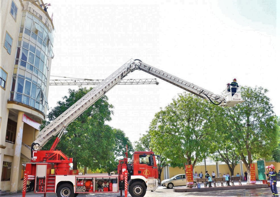 Trải nghiệm kỹ năng thoát nạn qua giỏ xe thang.