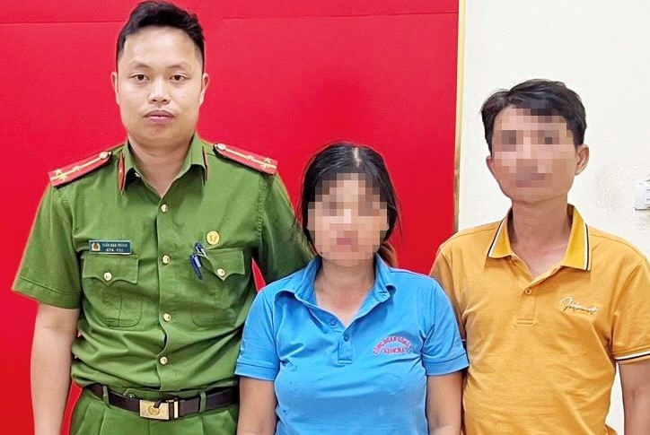 Chị P. T. T (ở giữa) đi lạc đã được Công an xã Cẩm Hưng giúp đỡ.