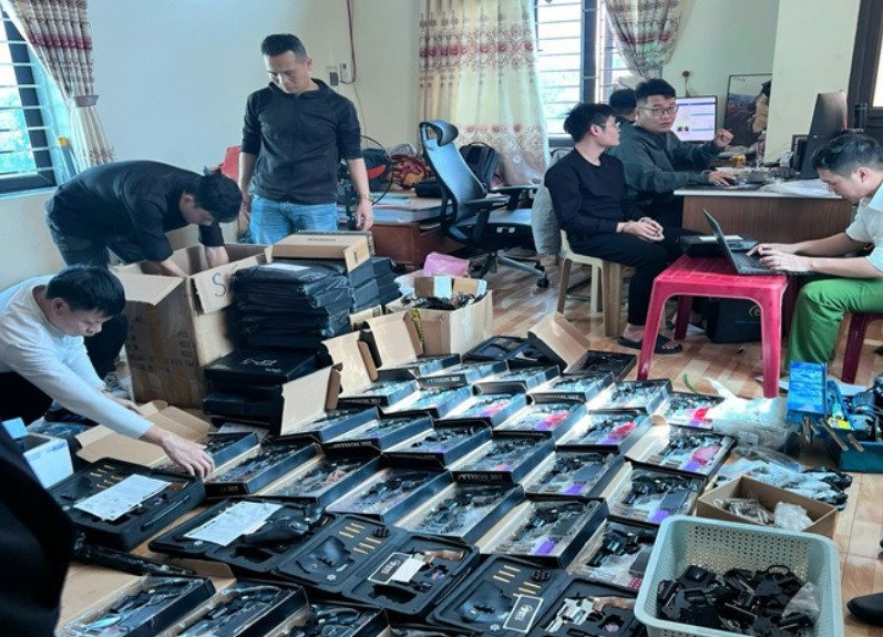 Công an đồng loạt triệt phá, bắt nhiều đối tượng, thu nhiều vũ khí. Công an đồng loạt triệt phá, bắt nhiều đối tượng, thu nhiều vũ khí.