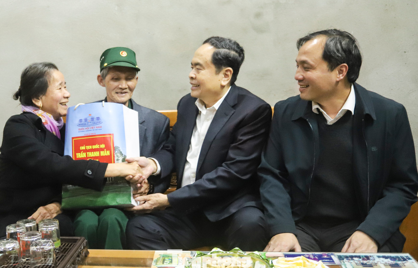Cùng ngày, Chủ tịch Quốc hội Trần Thanh Mẫn và đoàn công tác cũng đến thăm, chúc tết gia đình ông Thái Văn Hùng (SN 1952, trú xã Việt Tiến, Thạch Hà) là thương binh 1/4.