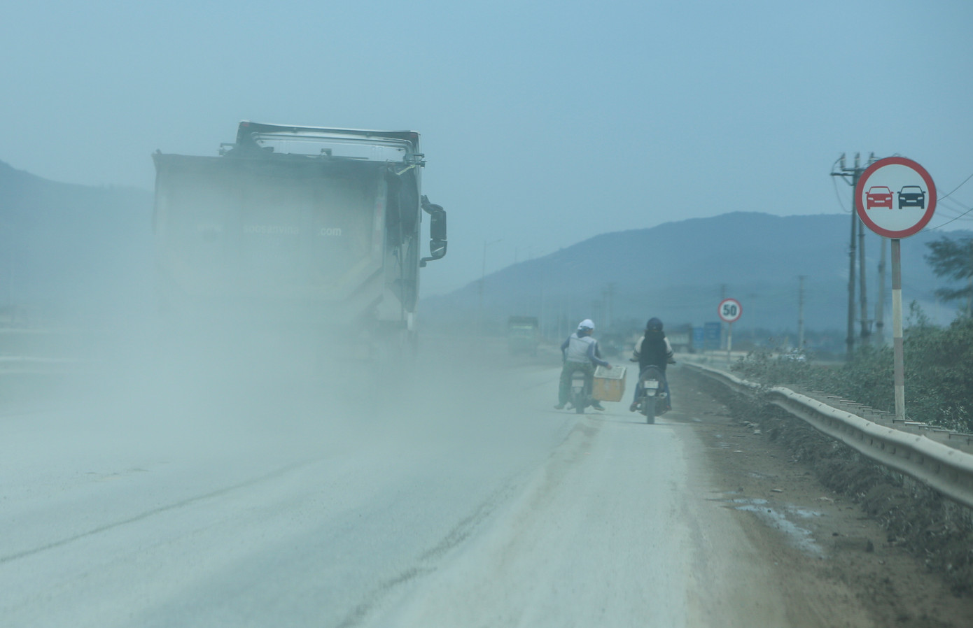 Dọc tuyến đường chạy về Khu liên hợp gang thép và Cảng nước sâu Sơn Dương Formosa, lưu lượng xe chở vật liệu chạy dày đặc, bụi bay mù mịt. Nhiều xe máy chạy trên đường phải nép bên lề, thậm chí dừng lại vì bụi không thấy đường.