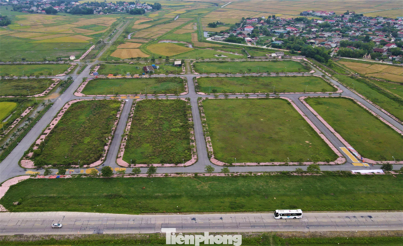 Theo ghi nhận, dự án có vị trí thuận lợi khi nằm gần quốc lộ 1A và thị xã Kỳ Anh. Hiện dự án được đầu tư đồng bộ, hiện đại, các hạng mục nền đường, mương thoát nước, điện...gần như hoàn thiện.