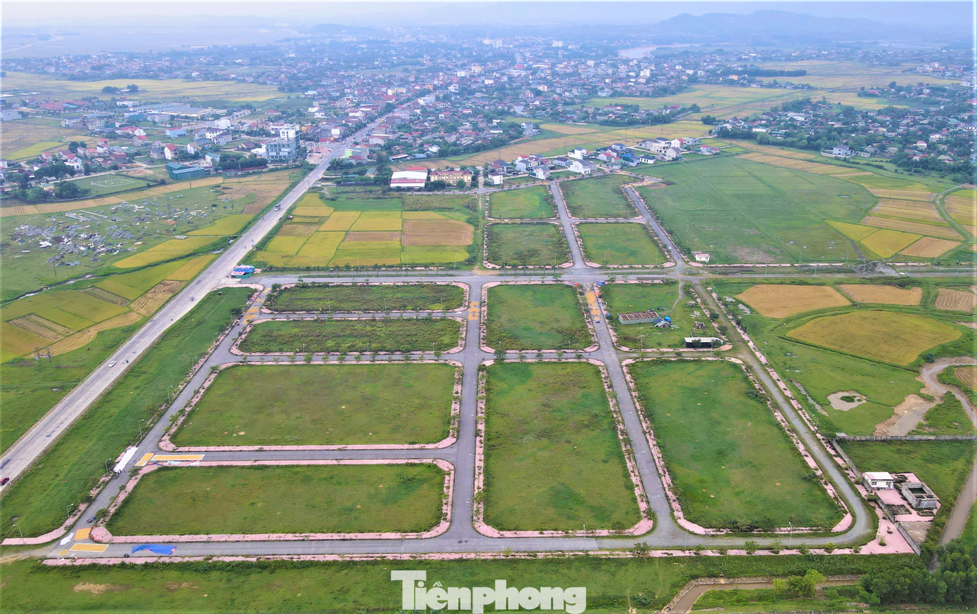 Dự án Hạ tầng khu dân cư đô thị, thương mại và dịch vụ tổng hợp Đông Nam huyện Kỳ Anh (Hà Tĩnh) được UBND tỉnh Hà Tĩnh phê duyệt năm 2015, hoàn thành năm 2016. Dự án giải phóng mặt bằng khu đất có diện tích gần 39 ha, trong đó diện tích sử dụng đất hơn 17ha và hàng chục ha đất trồng lúa tại các xã Kỳ Thư, Kỳ Văn, Kỳ Tân (huyện Kỳ Anh).