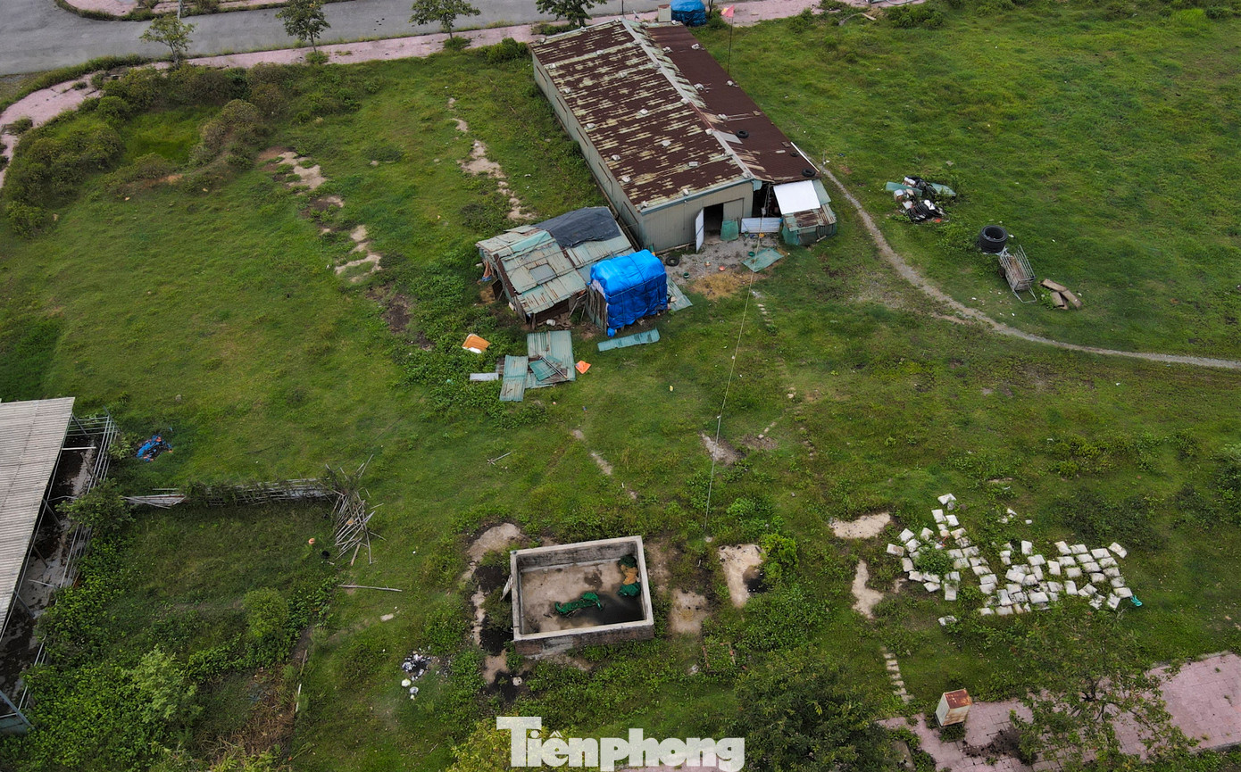 Trong dự án chỉ có khu nhà kho chứa vật liệu xây dựng của đơn vị thi công, nhiều hệ thống bị hoen gỉ.