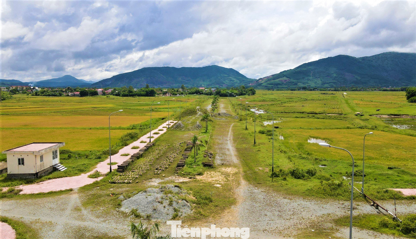 “Việc tăng giá các lô đất thì dễ, còn việc hạ giá liên tục sẽ gây ra các hiểu nhầm. Thời gian tới, đơn vị sẽ phối hợp Sở Tài chính và ngành liên quan đánh giá lại giá trị các khu đất để quy định lại giá, sớm bán đấu giá, hoàn thiện hạ tầng, tạo cảnh quan cho khu vực”, lãnh đạo Sở Tài nguyên và Môi trường thông tin.