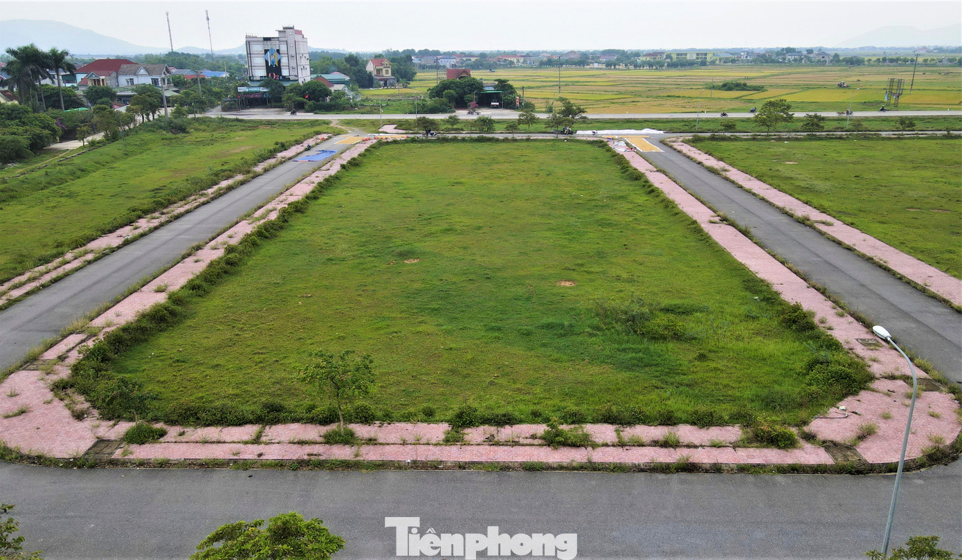 Sau khi hoàn thiện hạ tầng, cuối năm 2017, Trung tâm phát triển quỹ đất đã tiến hành ký hợp đồng với Trung tâm dịch vụ bán đấu giá tài sản Hà Tĩnh tổ chức đấu giá quyền sử dụng đất lần một đối với 88/160 lô. Các lô đất có diện tích từ 130 m2 đến 523 m2, giá khởi điểm bán đấu giá quyền sử dụng đất tại dự án có mức giá từ 6 – 11 triệu đồng/m2, tùy diện tích và vị trí từng lô đất. Tuy nhiên, sau nhiều lần đấu giá, đến nay dự án có mức đầu tư hàng trăm tỷ đồng vẫn chưa bán thành công được lô đất nào.