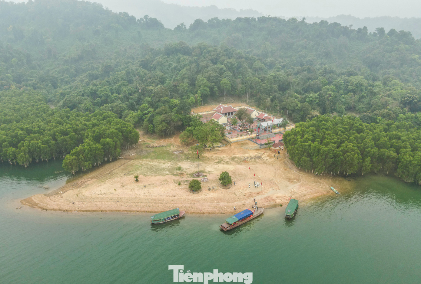 Toàn cảnh công trình đền thờ anh hùng liệt sỹ giữa lòng hồ Kẻ Gỗ. Toàn cảnh công trình đền thờ anh hùng liệt sỹ giữa lòng hồ Kẻ Gỗ.