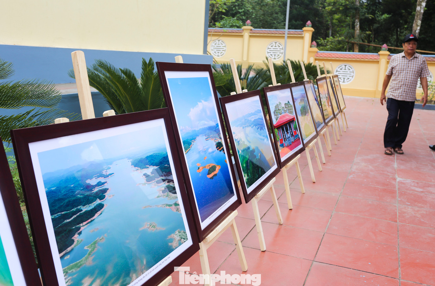 Hàng chục hình ảnh về hồ Kẻ Gỗ, dấu tích sân bay dã chiến LiBi được trưng bày tại lễ khánh thành. Hàng chục hình ảnh về hồ Kẻ Gỗ, dấu tích sân bay dã chiến LiBi được trưng bày tại lễ khánh thành.