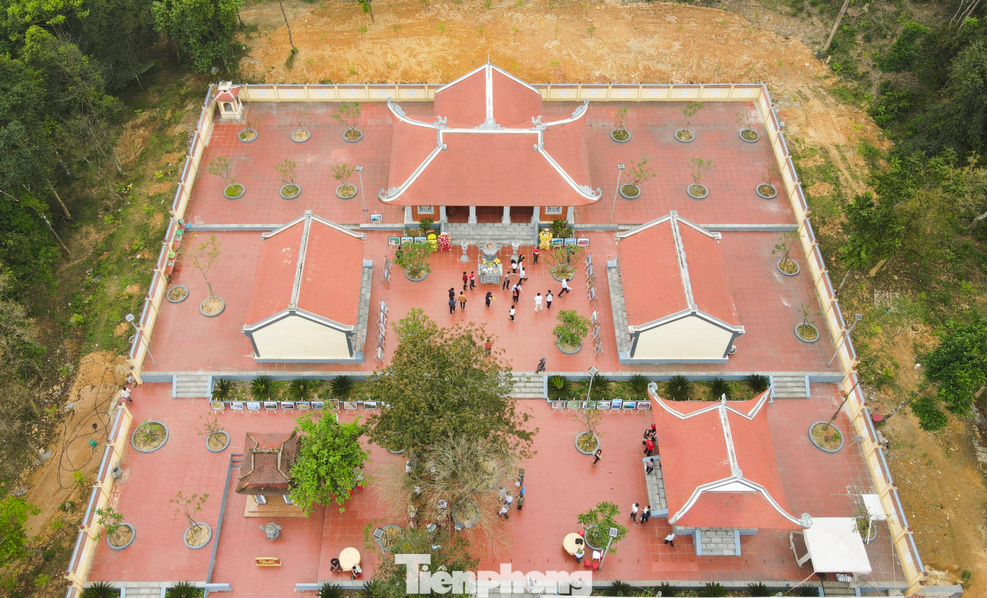 Đền thờ xây dựng trên cơ sở giữ nguyên hiện trạng Miếu thờ liệt sĩ lòng hồ Kẻ Gỗ trước đó và mở rộng. Đền thờ xây dựng trên cơ sở giữ nguyên hiện trạng Miếu thờ liệt sĩ lòng hồ Kẻ Gỗ trước đó và mở rộng.