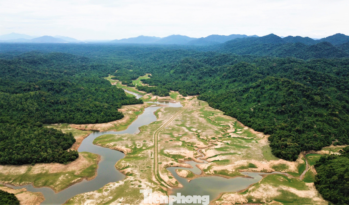 Dấu tích sân bay dã chiến LiBi cùng chi chít hố bom chiến tranh để lại và màu xanh hôm nay. Dấu tích sân bay dã chiến LiBi cùng chi chít hố bom chiến tranh để lại và màu xanh hôm nay.