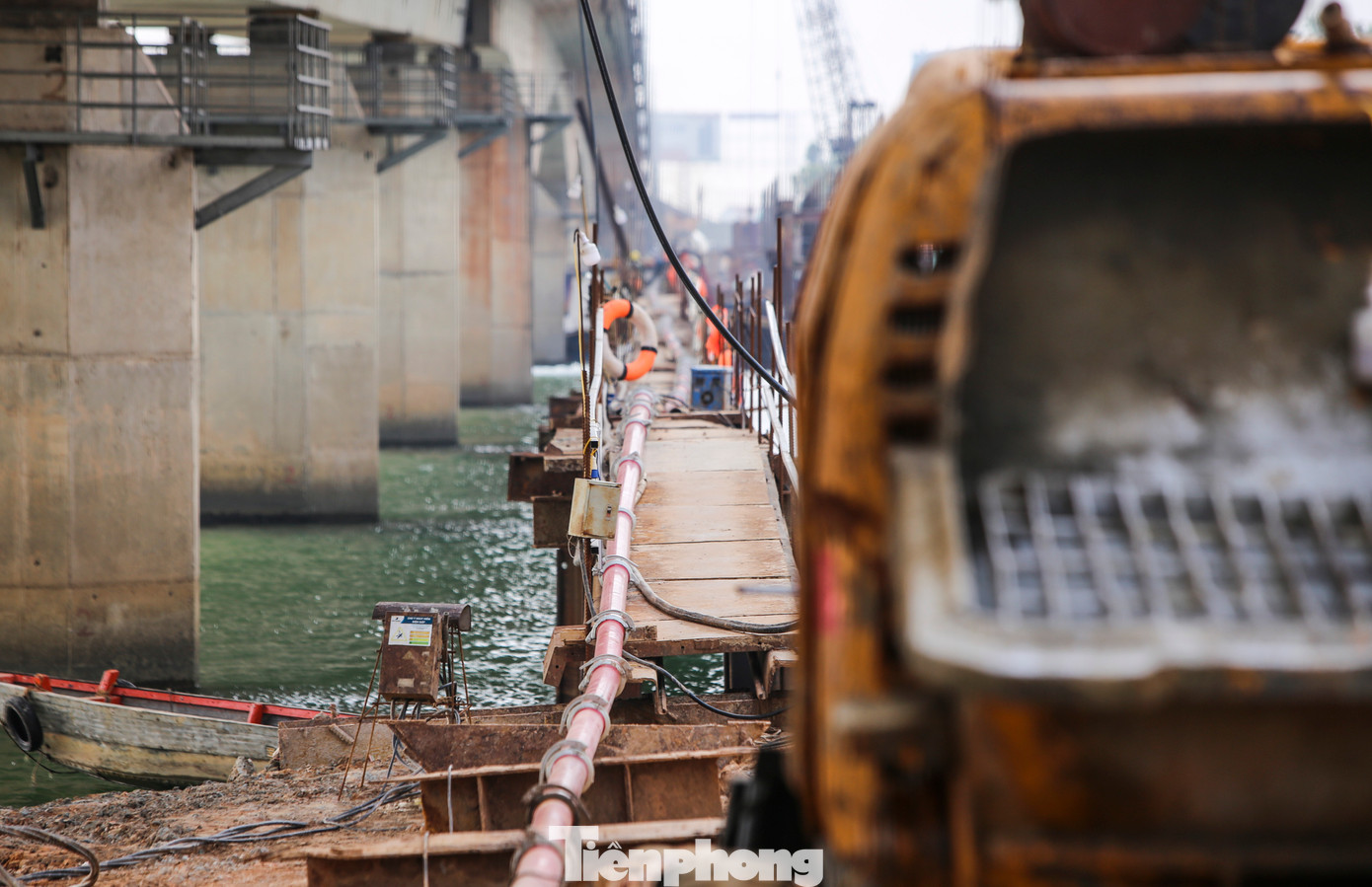 Đơn vị thực hiện dự án làm cầu tạm dẫn ra giữa cầu để vận chuyển vật liệu và bê tông từ bên trong bờ ra các trụ. Đơn vị thực hiện dự án làm cầu tạm dẫn ra giữa cầu để vận chuyển vật liệu và bê tông từ bên trong bờ ra các trụ.