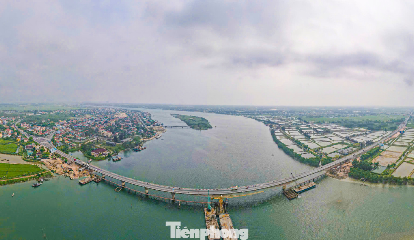 Cùng với đó, dự án đường dẫn 2 đầu cầu và cầu Quán Hàu bắc qua sông Nhật Lệ nối thị trấn Quán Hàu và xã Võ Ninh thuộc huyện Quảng Ninh với tổng mức đầu tư hơn 200 tỷ đồng cũng đang được thi công, kịp bàn giao, đưa vào khai thác cuối năm 2025. Cùng với đó, dự án đường dẫn 2 đầu cầu và cầu Quán Hàu bắc qua sông Nhật Lệ nối thị trấn Quán Hàu và xã Võ Ninh thuộc huyện Quảng Ninh với tổng mức đầu tư hơn 200 tỷ đồng cũng đang được thi công, kịp bàn giao, đưa vào khai thác cuối năm 2025.