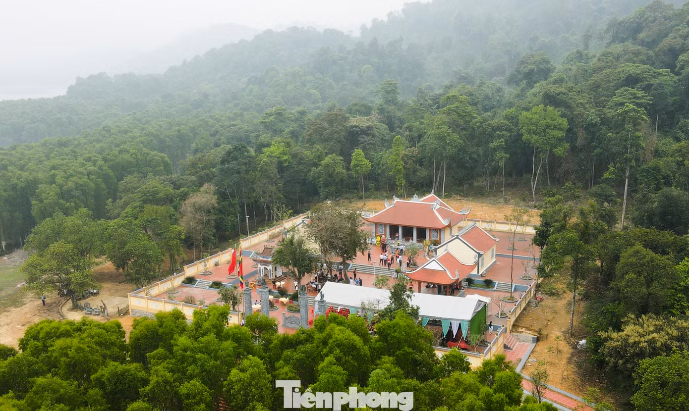 Dấu tích sân bay dã chiến LiBi cùng chi chít hố bom chiến tranh để lại và màu xanh hôm nay.