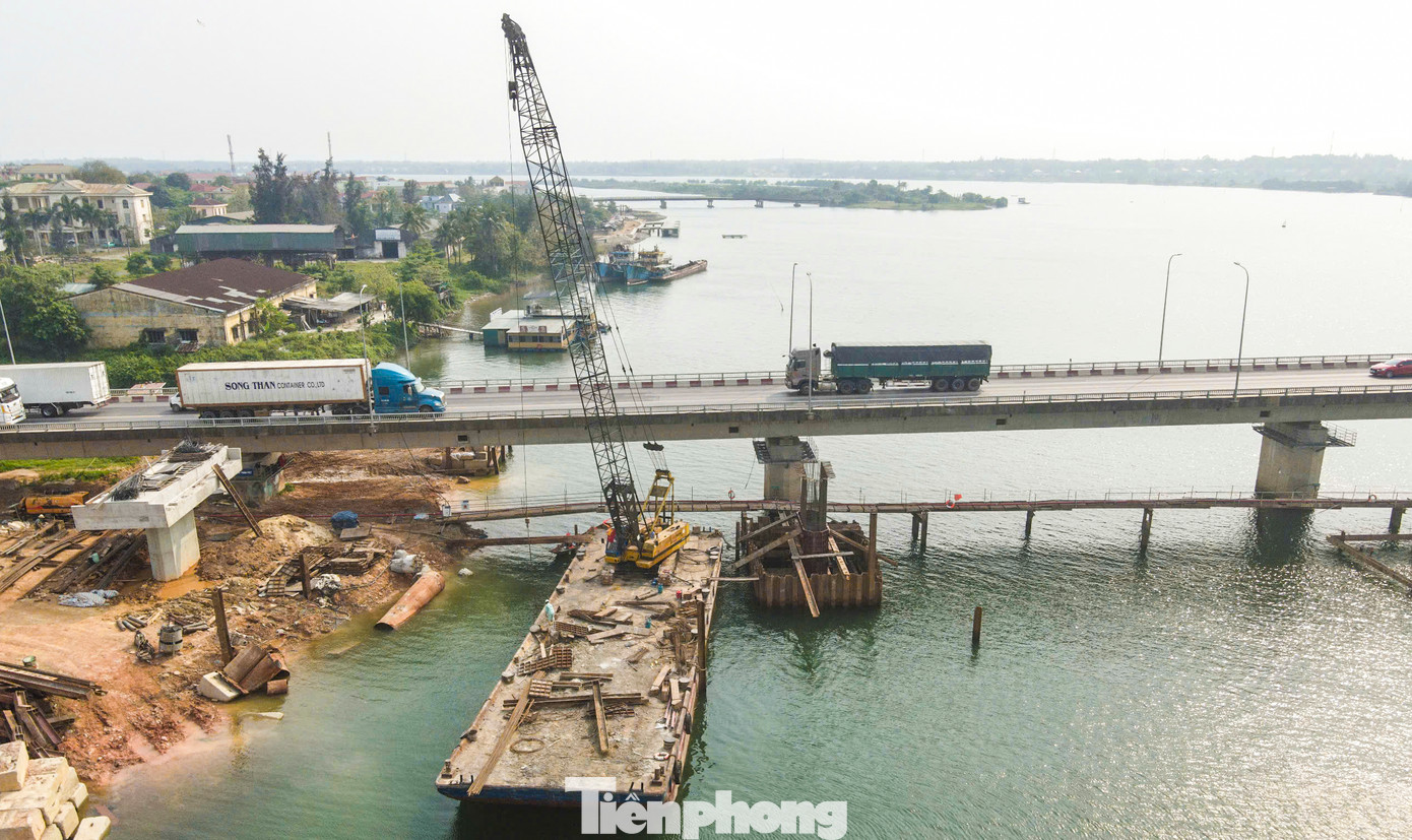 Kỹ sư Đặng Trần Trung Kiên (đơn vị thực hiện dự án) cho biết, cầu Quán Hàu mở rộng trong giai đoạn 2 năm song song và cách tim cầu cũ với khoảng cách 15,5m, mép 2 cầu cách 3,5m về phía thượng lưu. Cầu có 9 nhịp, bề rộng mặt cầu 12m, tốc độ thiết kế 80km/h. Kỹ sư Đặng Trần Trung Kiên (đơn vị thực hiện dự án) cho biết, cầu Quán Hàu mở rộng trong giai đoạn 2 năm song song và cách tim cầu cũ với khoảng cách 15,5m, mép 2 cầu cách 3,5m về phía thượng lưu. Cầu có 9 nhịp, bề rộng mặt cầu 12m, tốc độ thiết kế 80km/h.