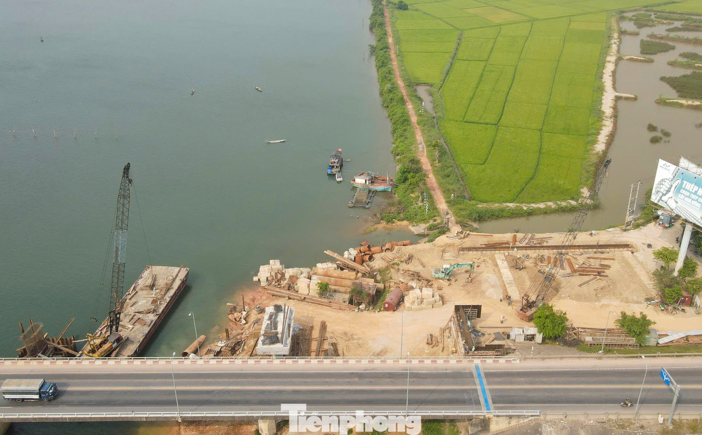 Kỹ sư Đặng Trần Trung Kiên (đơn vị thực hiện dự án) cho biết, cầu Quán Hàu mở rộng trong giai đoạn 2 năm song song và cách tim cầu cũ với khoảng cách 15,5m, mép 2 cầu cách 3,5m về phía thượng lưu. Cầu có 9 nhịp, bề rộng mặt cầu 12m, tốc độ thiết kế 80km/h. Kỹ sư Đặng Trần Trung Kiên (đơn vị thực hiện dự án) cho biết, cầu Quán Hàu mở rộng trong giai đoạn 2 năm song song và cách tim cầu cũ với khoảng cách 15,5m, mép 2 cầu cách 3,5m về phía thượng lưu. Cầu có 9 nhịp, bề rộng mặt cầu 12m, tốc độ thiết kế 80km/h.