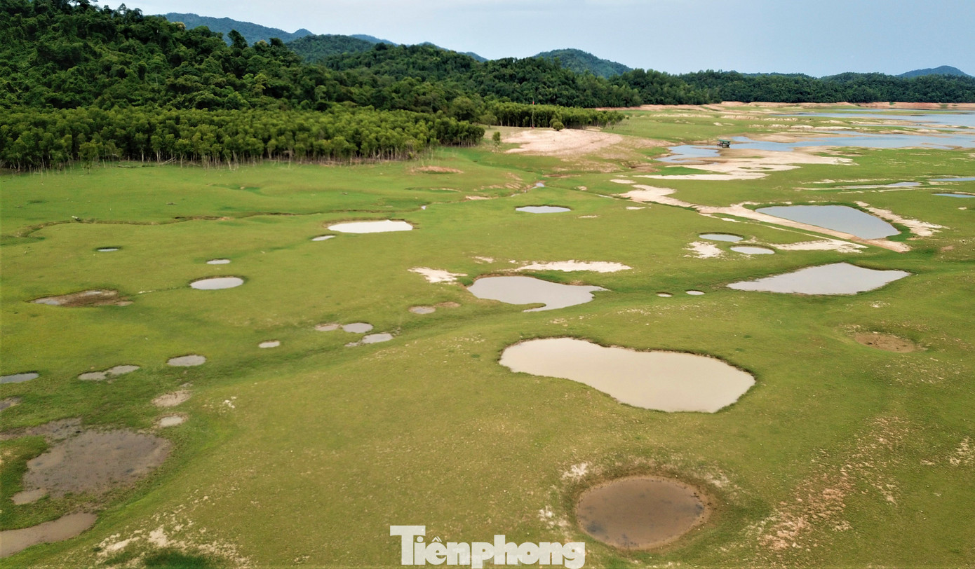 Dấu tích sân bay dã chiến LiBi cùng chi chít hố bom chiến tranh để lại và màu xanh hôm nay. Dấu tích sân bay dã chiến LiBi cùng chi chít hố bom chiến tranh để lại và màu xanh hôm nay.