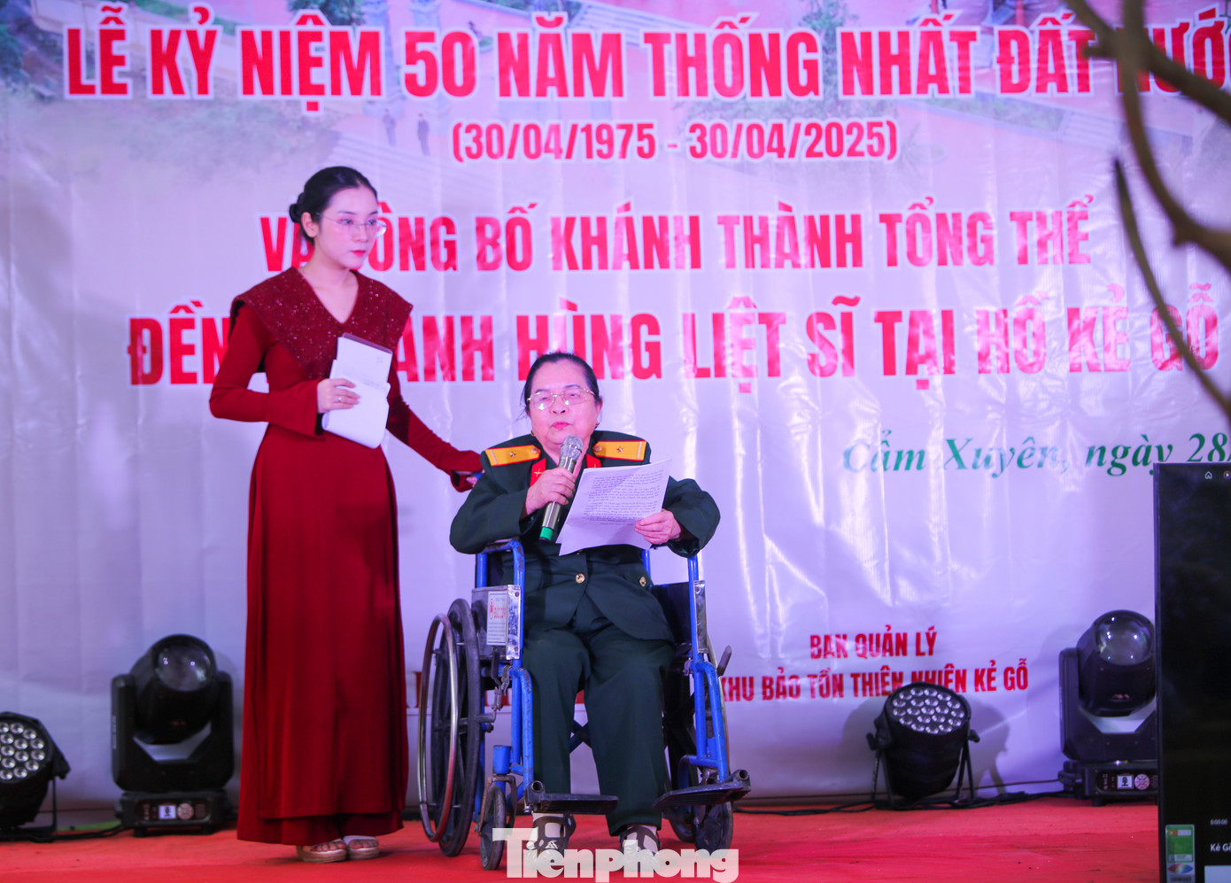 Cựu thanh niên xung phong xúc động trở lại nơi từng tham gia mở đường, đó cũng chính là nơi đồng đội nằm lại. Cựu thanh niên xung phong xúc động trở lại nơi từng tham gia mở đường, đó cũng chính là nơi đồng đội nằm lại.