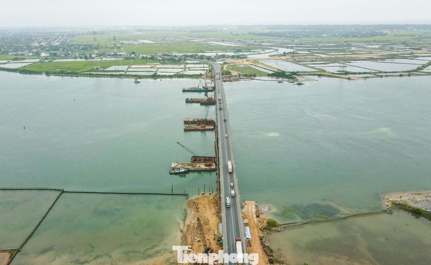 Cầu Gianh cũ có chiều dài 746,4 m với 9 nhịp, chiều rộng 12 m, được hoàn thành và đưa vào sử dụng từ cuối năm 1998. Sau thời gian sử dụng, mặt đường trên cầu bị hằn lún, vận tốc ô tô qua cầu 50km/h. Dự án mở rộng sẽ nâng cấp cầu rộng thêm 12m, tốc độ tối đa được thiết kế là 80km/h. Cầu Gianh cũ có chiều dài 746,4 m với 9 nhịp, chiều rộng 12 m, được hoàn thành và đưa vào sử dụng từ cuối năm 1998. Sau thời gian sử dụng, mặt đường trên cầu bị hằn lún, vận tốc ô tô qua cầu 50km/h. Dự án mở rộng sẽ nâng cấp cầu rộng thêm 12m, tốc độ tối đa được thiết kế là 80km/h.