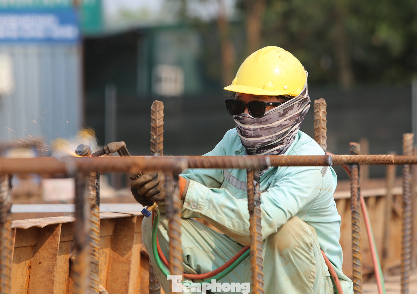 Các công nhân hàn khung trụ, dầm cầu. Các công nhân hàn khung trụ, dầm cầu.
