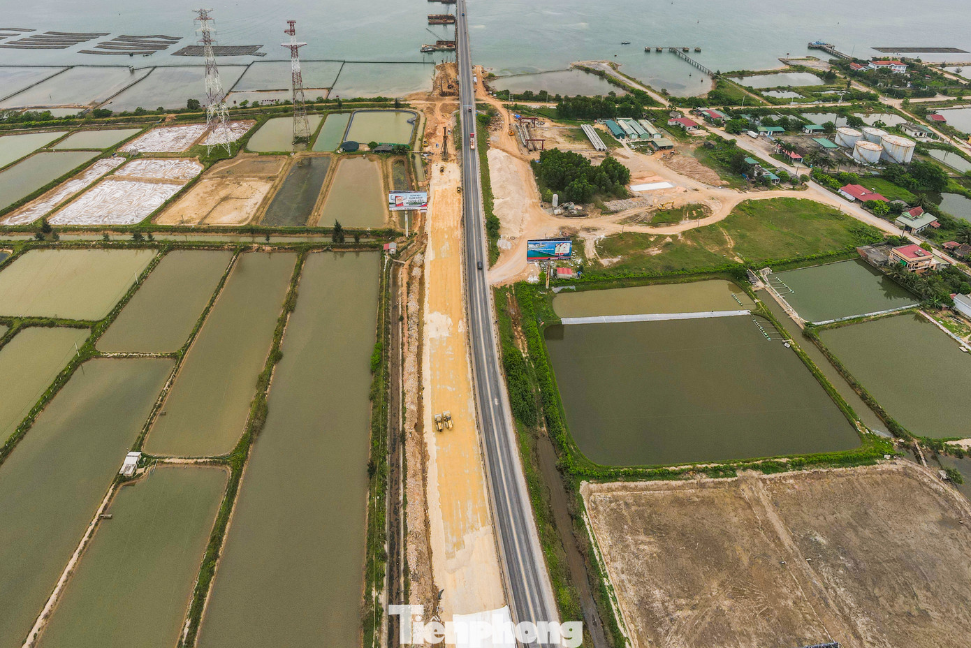 Tại mũi thi công đường dẫn lên cầu phía bờ Nam, mặt bằng được địa phương cơ bản bàn giao cho nhà thầu sớm nên nhà thầu đã tập trung đắp đất gia tải, trải vải địa.... để chuẩn bị thi công cọc xi măng đất. Tại mũi thi công đường dẫn lên cầu phía bờ Nam, mặt bằng được địa phương cơ bản bàn giao cho nhà thầu sớm nên nhà thầu đã tập trung đắp đất gia tải, trải vải địa.... để chuẩn bị thi công cọc xi măng đất.