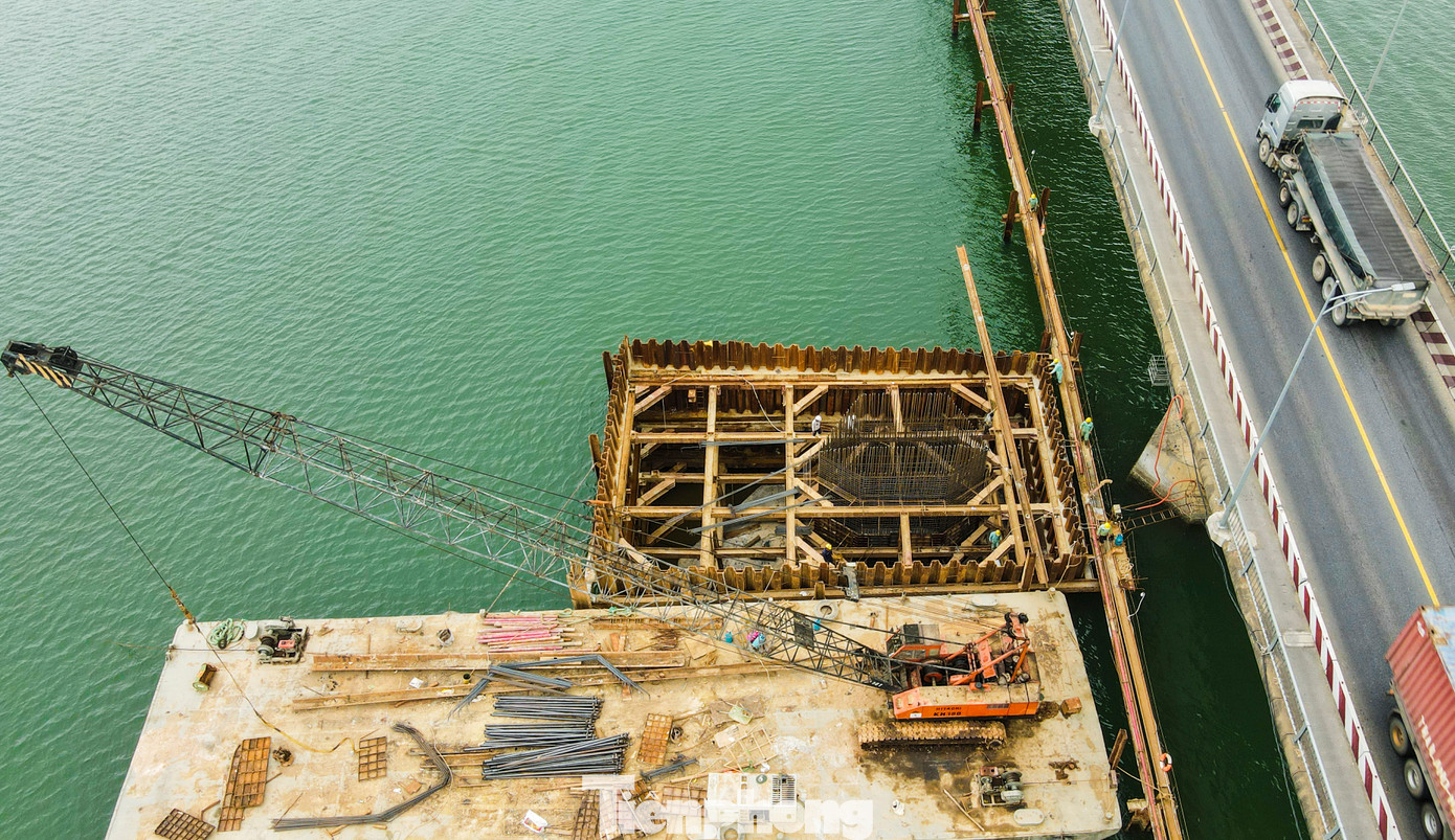 Theo đơn vị thi công, địa chất phần đáy để khoan cầu sông Gianh không phức tạp, lưu lượng nước chảy bình thường. Thời điểm này, đơn vị đã khoan các cọc sâu đến 60m, đúc các trụ để xây dựng cầu bê tông cốt thép dự ứng lực. Trong hình, đơn vị thực hiện dự án phải sử dụng các sà lan cỡ lớn để đưa ra giữa sông thi công các mố cầu. Theo đơn vị thi công, địa chất phần đáy để khoan cầu sông Gianh không phức tạp, lưu lượng nước chảy bình thường. Thời điểm này, đơn vị đã khoan các cọc sâu đến 60m, đúc các trụ để xây dựng cầu bê tông cốt thép dự ứng lực. Trong hình, đơn vị thực hiện dự án phải sử dụng các sà lan cỡ lớn để đưa ra giữa sông thi công các mố cầu.