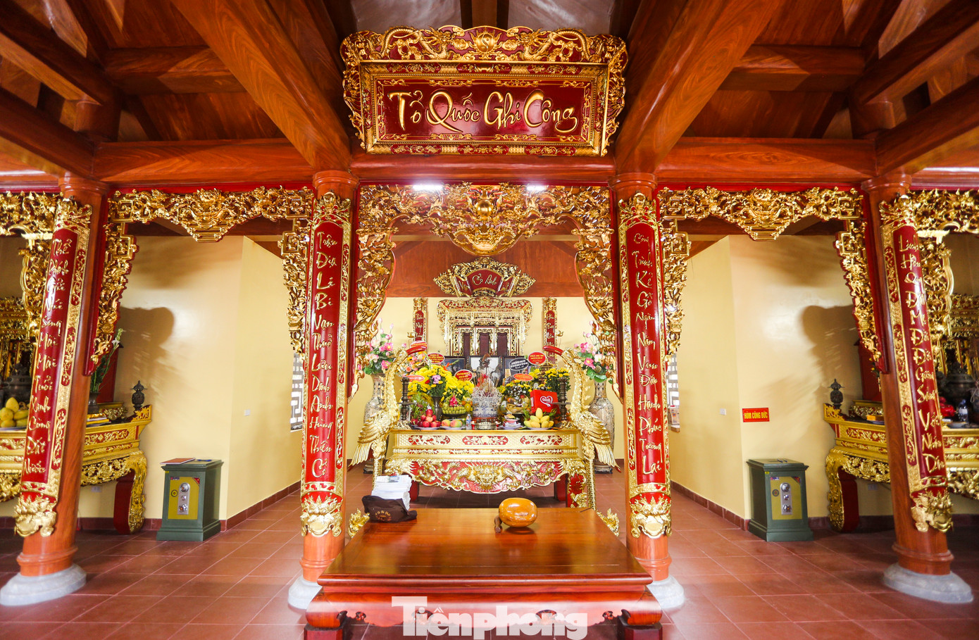 Ở điện chính (khu vực thờ) có khắc nhiều câu thơ, câu đối tri ân các anh hùng liệt sỹ. Trong đó, 4 chữ "Tổ quốc ghi công" khắc trên nền gỗ hương đỏ sơn son thếp vàng, được treo trang trọng ngay giữa chính điện. Ở điện chính (khu vực thờ) có khắc nhiều câu thơ, câu đối tri ân các anh hùng liệt sỹ. Trong đó, 4 chữ "Tổ quốc ghi công" khắc trên nền gỗ hương đỏ sơn son thếp vàng, được treo trang trọng ngay giữa chính điện.