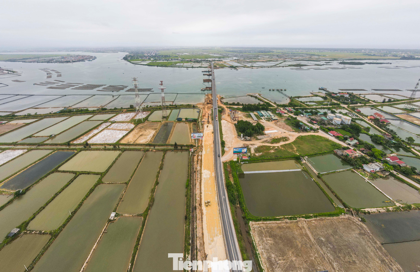 Đồng thời từng bước đầu tư hoàn thiện tuyến quốc lộ 1 theo quy hoạch, đồng bộ về quy mô, phát huy tối đa hiệu quả đầu tư mở rộng, giải quyết các điểm nghẽn, giảm ùn tắc, tăng cường an toàn giao thông, thúc đẩy phát triển kinh tế - xã hội, bảo đảm quốc phòng - an ninh. Đồng thời từng bước đầu tư hoàn thiện tuyến quốc lộ 1 theo quy hoạch, đồng bộ về quy mô, phát huy tối đa hiệu quả đầu tư mở rộng, giải quyết các điểm nghẽn, giảm ùn tắc, tăng cường an toàn giao thông, thúc đẩy phát triển kinh tế - xã hội, bảo đảm quốc phòng - an ninh.