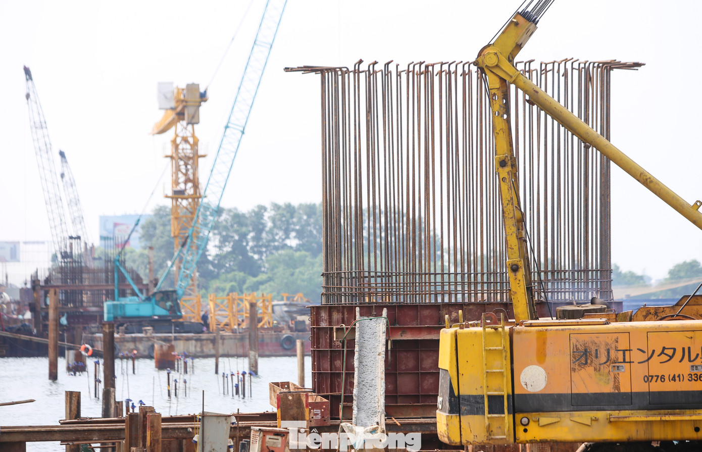 Hiện các trụ cầu đang được công nhân dựng kết cấu đúc bê tông. Khi hoàn thiện, đưa vào khai thác, cầu Gianh và cầu Quán Hàu sẽ chia lửa cho 2 cây cầu hiện hữu vốn thường xuyên xảy ra tình trạng ùn ứ các phương tiện khi có sự cố va chạm giao thông xảy ra. Hiện các trụ cầu đang được công nhân dựng kết cấu đúc bê tông. Khi hoàn thiện, đưa vào khai thác, cầu Gianh và cầu Quán Hàu sẽ chia lửa cho 2 cây cầu hiện hữu vốn thường xuyên xảy ra tình trạng ùn ứ các phương tiện khi có sự cố va chạm giao thông xảy ra.