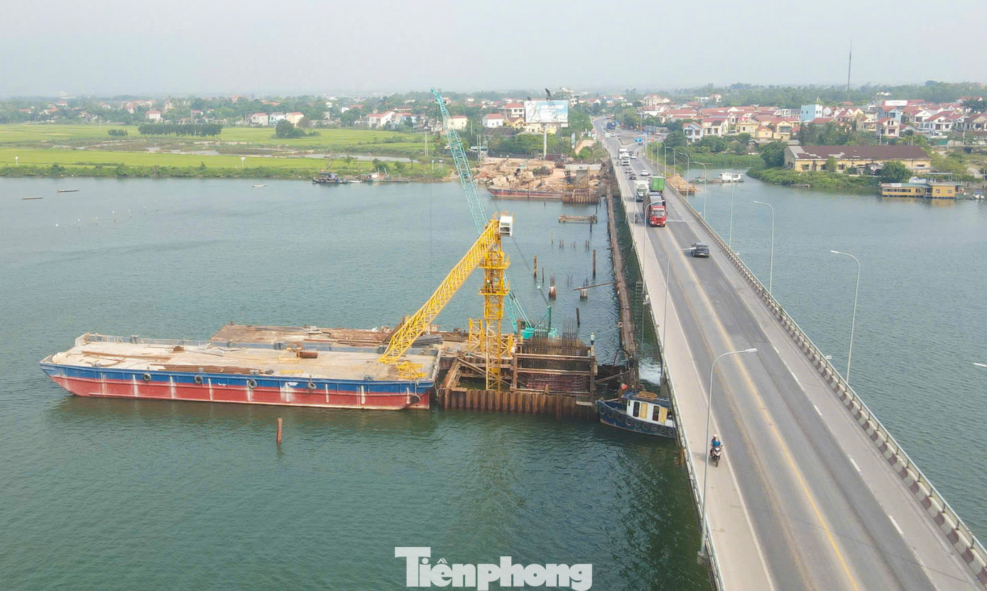 Kỹ sư Đặng Trần Trung Kiên (đơn vị thực hiện dự án) cho biết, cầu Quán Hàu mở rộng trong giai đoạn 2 năm song song và cách tim cầu cũ với khoảng cách 15,5m, mép 2 cầu cách 3,5m về phía thượng lưu. Cầu có 9 nhịp, bề rộng mặt cầu 12m, tốc độ thiết kế 80km/h. Kỹ sư Đặng Trần Trung Kiên (đơn vị thực hiện dự án) cho biết, cầu Quán Hàu mở rộng trong giai đoạn 2 năm song song và cách tim cầu cũ với khoảng cách 15,5m, mép 2 cầu cách 3,5m về phía thượng lưu. Cầu có 9 nhịp, bề rộng mặt cầu 12m, tốc độ thiết kế 80km/h.