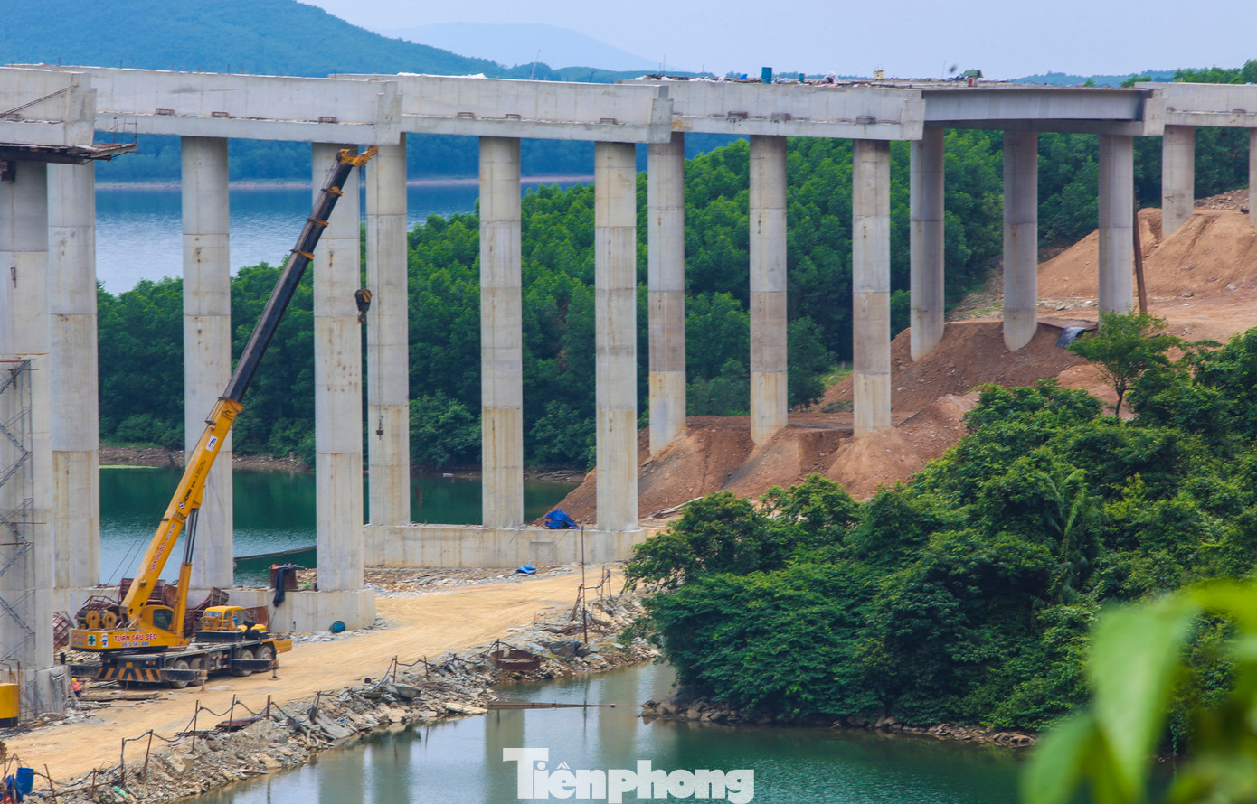 Nhà thầu đang khoan nhồi, đổ các trụ cầu. Tuyến cầu cạn có chiều dài khoảng 1 km, băng qua núi đồi, mặt nước hồ Kim Sơn.