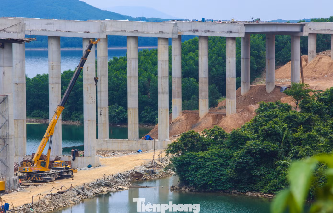 Nhà thầu đang khoan nhồi, đổ các trụ cầu. Tuyến cầu cạn có chiều dài khoảng 1 km, băng qua núi đồi, mặt nước hồ Kim Sơn.