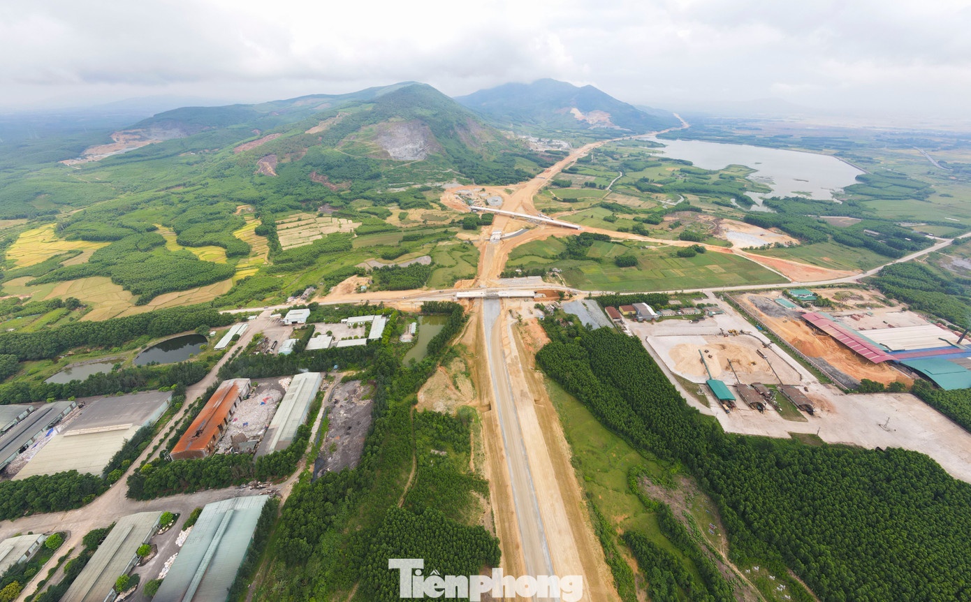 Vị trí nút giao Quốc lộ 12C đoạn qua xã Kỳ Tân (thị xã Kỳ Anh) đang được Công ty CP Xây lắp 368 thi công phần nền và lao dầm cầu vượt.