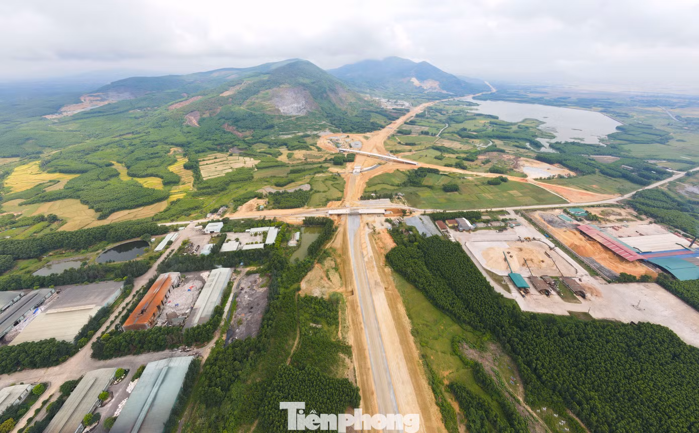 Vị trí nút giao Quốc lộ 12C đoạn qua xã Kỳ Tân (thị xã Kỳ Anh) đang được Công ty CP Xây lắp 368 thi công phần nền và lao dầm cầu vượt.
