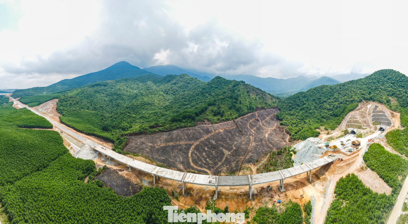 Tuyến cao tốc qua địa bàn Hà Tĩnh chủ yếu vượt qua đồi núi nên phải hạ đồi, lắp cống ngầm, hầm chui. Ngoài ra, nhiều khu vực vượt qua hồ lớn, sông suối nên nhà thầu phải thi công các cây cầu cạn. Trong hình là cầu cạn đoạn xuyên rừng nối với hầm Đèo Bụt thuộc đoạn tuyến Vũng Áng – Bùng đang được thi công.