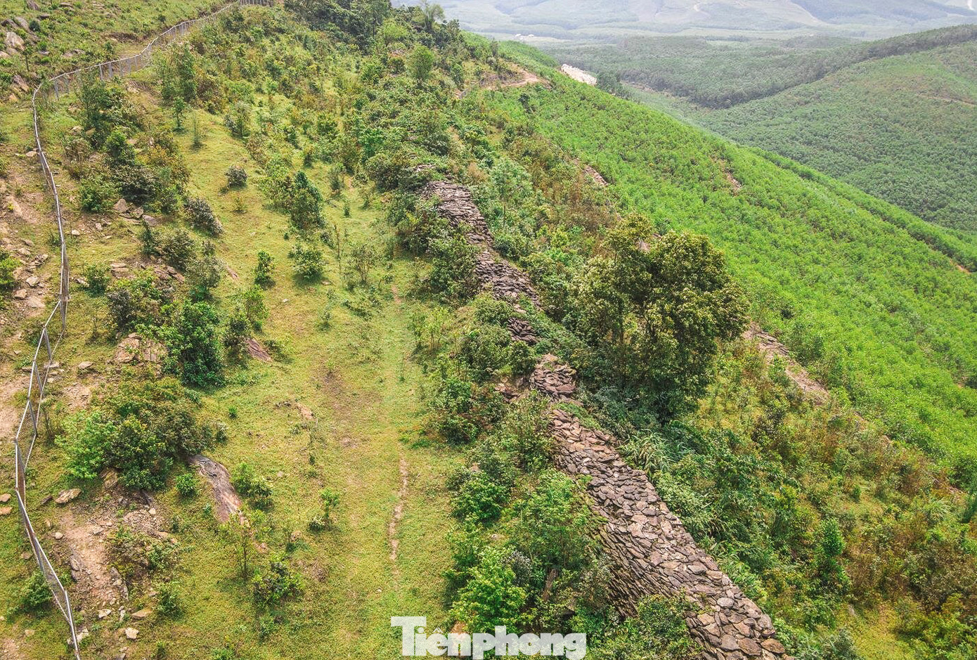 Hơn 30 năm trước, người dân xã Kỳ Lạc (huyện Kỳ Anh, Hà Tĩnh) phát hiện đoạn thành cổ bằng đá ẩn sâu trong rừng cây. Quá trình mở rộng nghiên cứu, các nhà khảo cổ nhận định đây là hệ thống lũy đá cổ, có niên đại hàng trăm năm.