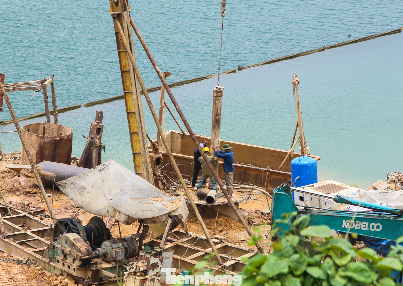 Nhà thầu đang khoan nhồi, đổ các trụ cầu. Tuyến cầu cạn có chiều dài khoảng 1 km, băng qua núi đồi, mặt nước hồ Kim Sơn.