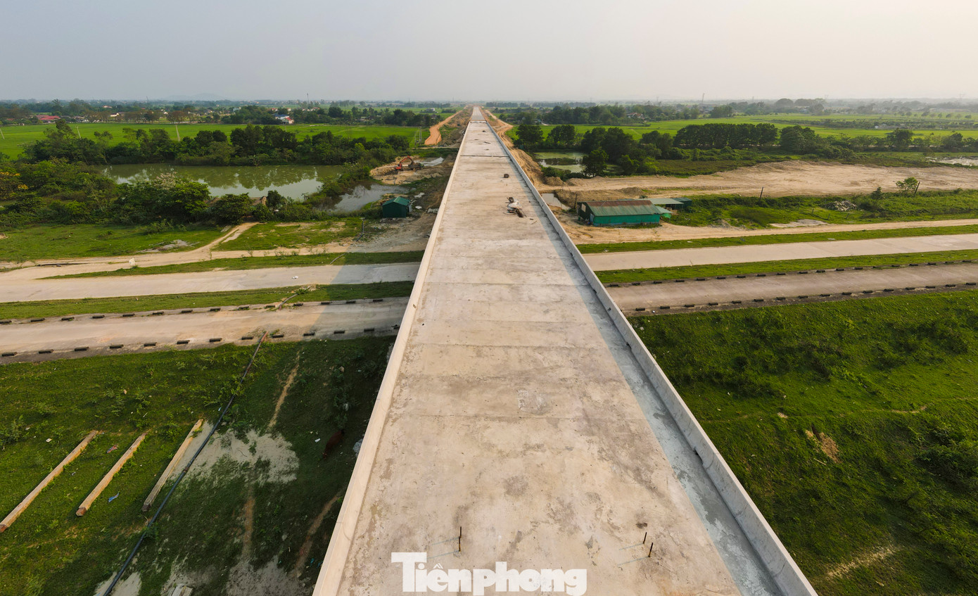 Đơn vị thi công đang tăng tốc, “vượt nắng, thắng mưa” thi công, đảm bảo tiến độ công trình đề ra.