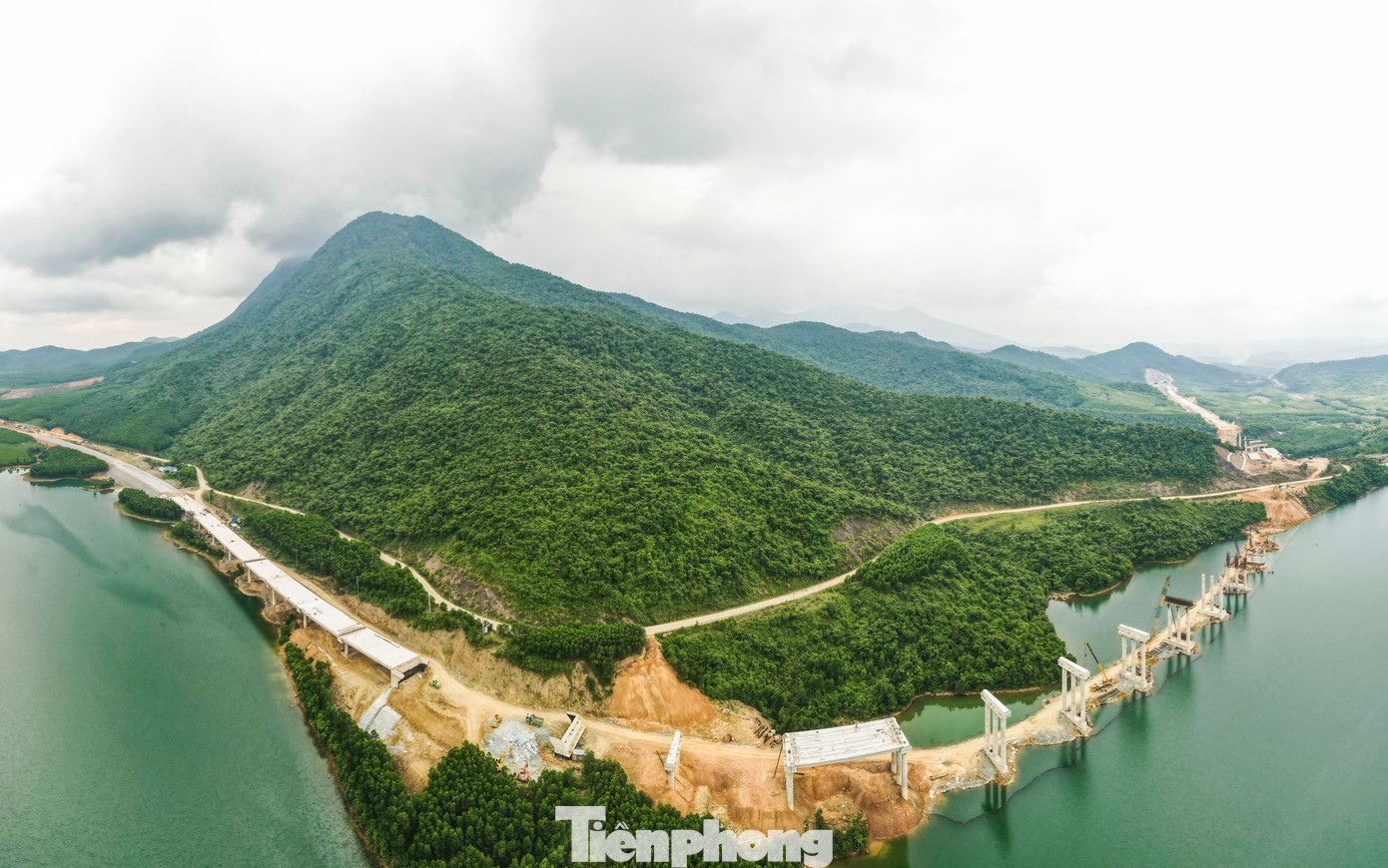 Đơn vị thi công phải thực hiện xây dựng các cầu cạn dọc theo tuyến đường vào hầm Đèo Bụt.