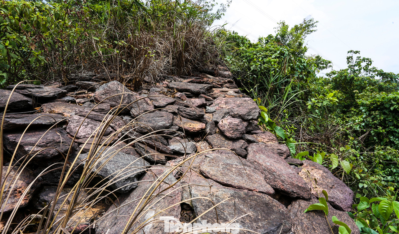 Thành đá được xây dựng hoàn toàn bằng loại đá tự nhiên có ở chính vùng đất này, người dân địa phương gọi là đá son (vì khi mài đá ra có màu đỏ như son), không sử dụng chất kết dính. Đá son mềm và mịn, nếu để lâu ngày các bột đá bị phân hủy tạo thành chất kết dính rất chắc và bền, có độ cứng cao khi trải qua mưa.