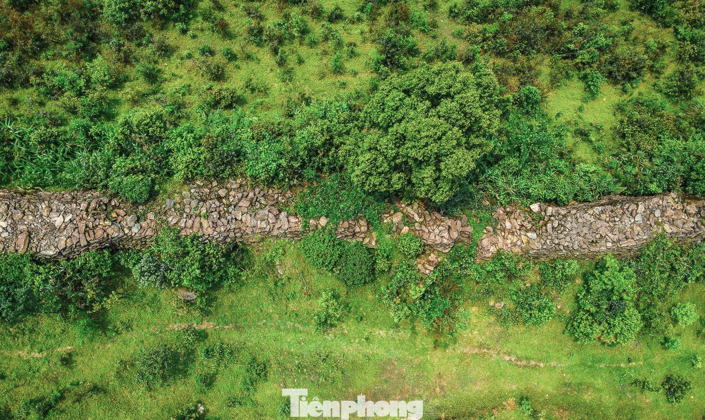 Theo ghi chép của Bảo tàng Hà Tĩnh, lũy đá cổ Kỳ Anh có từ vương triều Chăm Pa. Đến thế kỷ 17, khi Trịnh - Nguyễn phân tranh, nhận thấy công trình nằm ở vị trí đồi núi cao, dốc đèo hiểm trở, Trịnh Toàn đã củng cố, xây dựng lũy đá thành phòng tuyến quân sự vững chắc để đề phòng quân đội của nhà Nguyễn từ Đàng Trong đánh ra.