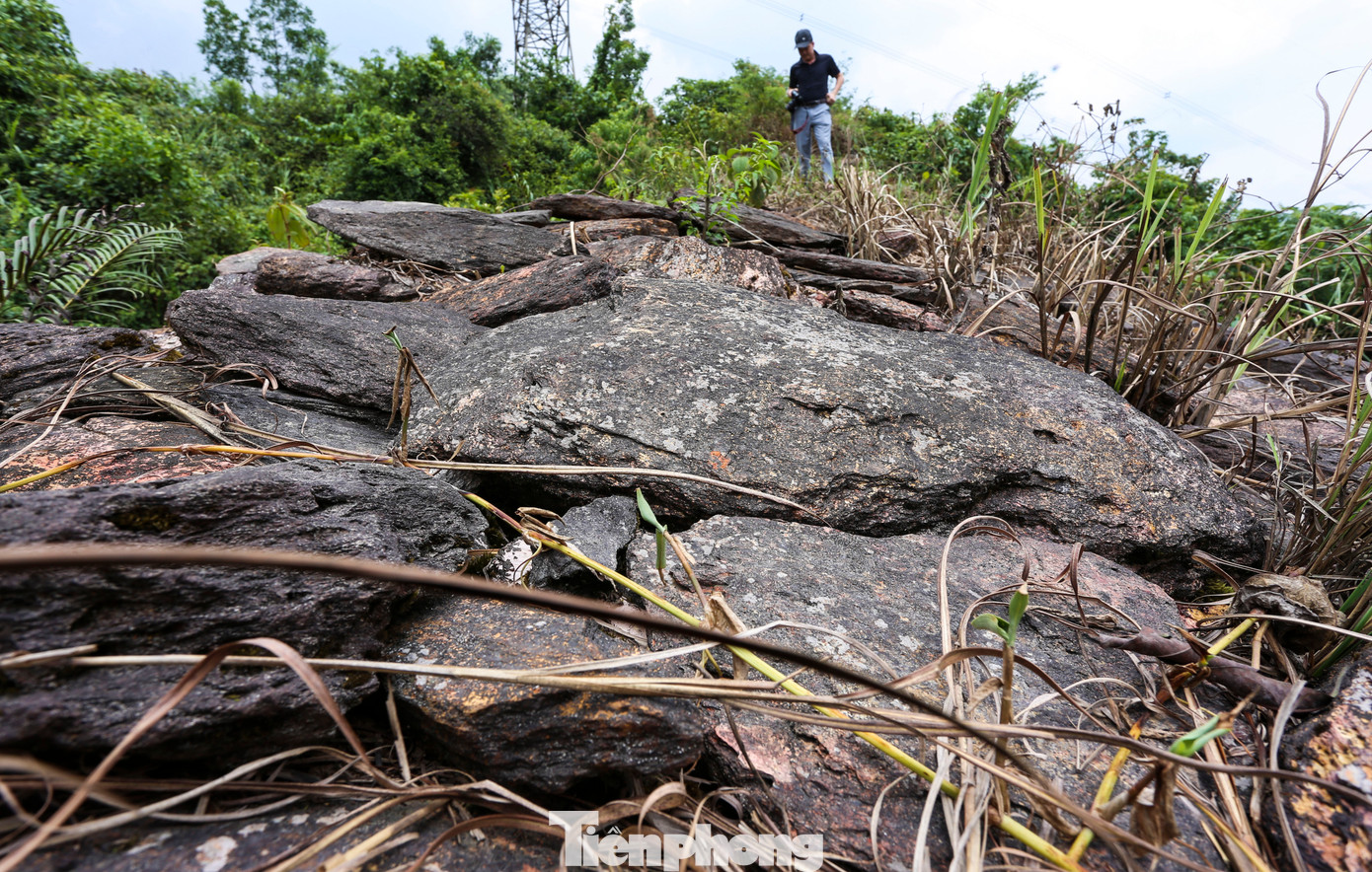Từ năm 1993, nhiều đoàn chuyên gia khảo cổ đã về Hà Tĩnh khảo sát, nghiên cứu về lũy đá cổ Kỳ Anh. Kết quả cho thấy các khối đá màu nâu đỏ vẫn còn nguyên vẹn, kích thước 20x66 cm, bề mặt tương đối bằng phẳng. Ngoài ra, hiện vật thu được còn có một số mảnh sành và mảnh bát gốm sứ có men, niên đại thế kỷ 19 đến 20.