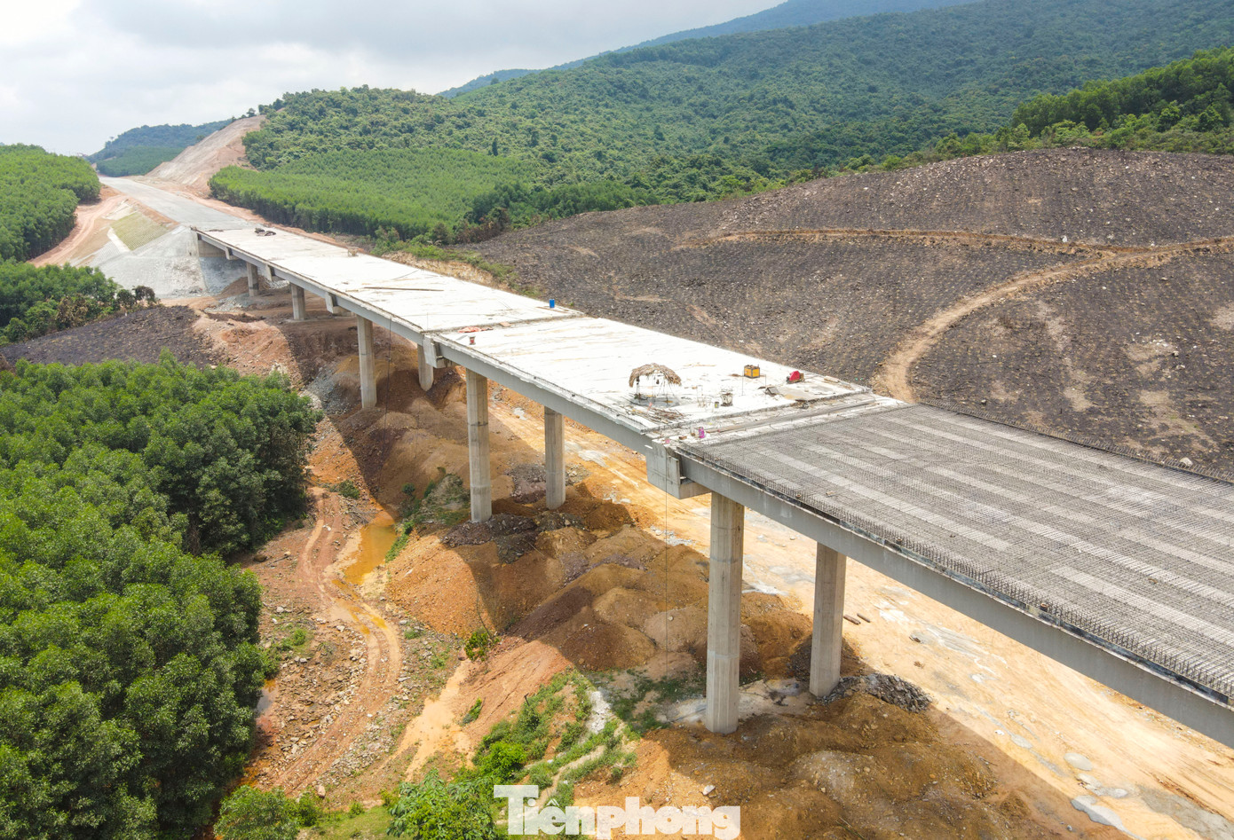 Cầu cạn số 5 này do Công ty CP Xây lắp 368 đảm nhiệm thi công, đã lao dầm hệ thống dầm cầu nối đến nhánh phải hầm Đèo Bụt và đang đổ bê tông bản mặt cầu.