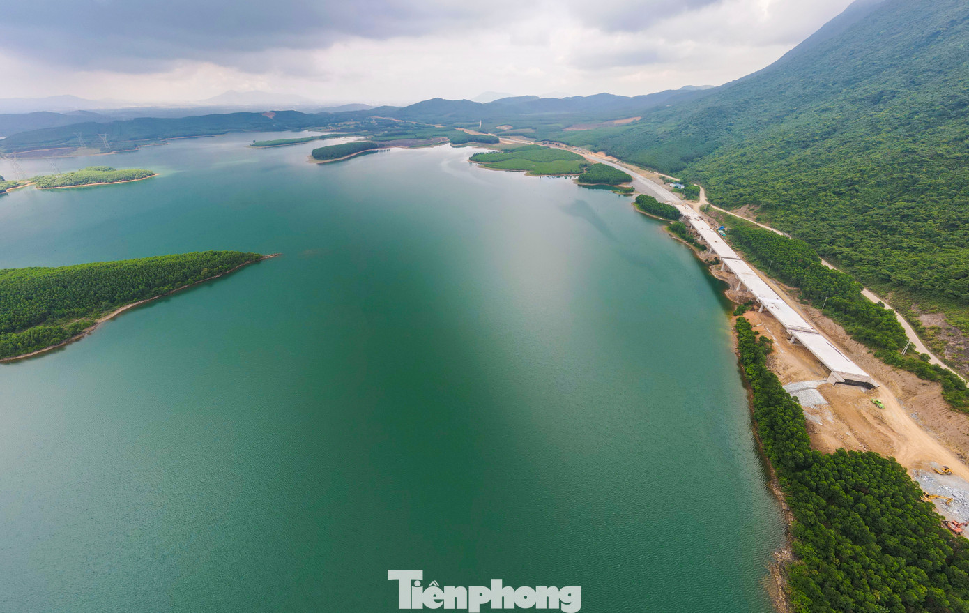 Đoạn cao tốc Vũng Áng - Bùng dài 55,34km với tổng mức đầu tư 12.548 tỷ đồng, đi qua địa phận Hà Tĩnh (12,9km) và Quảng Bình (42,44km). Đoạn tuyến này đi ven hồ chứa nước Kim Sơn (xã Kỳ Hoa, huyện Kỳ Anh, dung tích 17,5 triệu m3 nước).